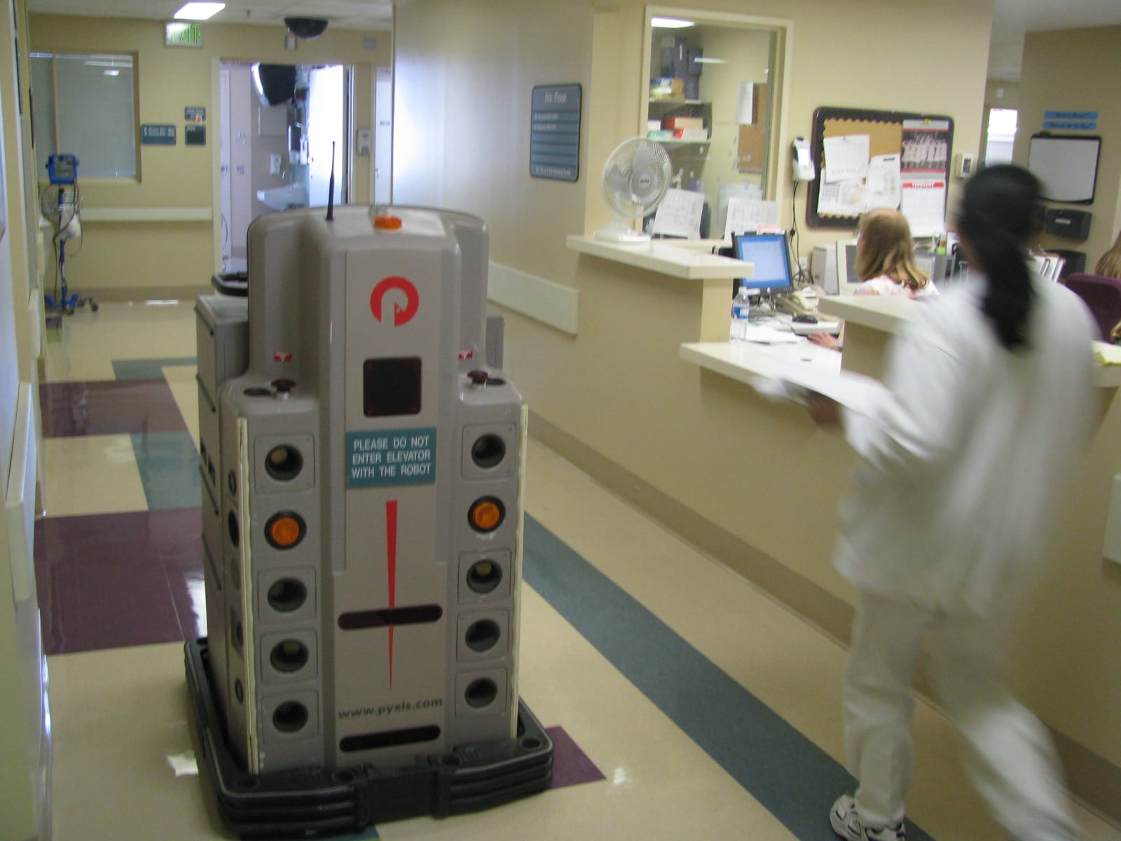 20080213195424!Pyxis_Pharmacy_Robot_by_Nurse_Station
